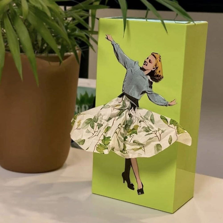 Speelse tissuebox met rokontwerp, vrolijke woondecoratie en unieke interieur blikvanger.