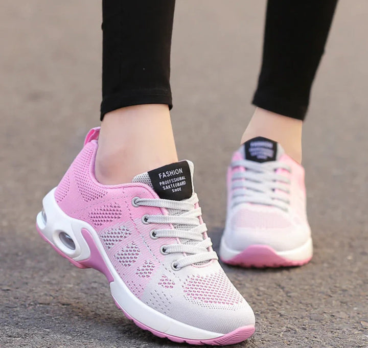 Flexibele zool van orthopedische damessneakers, biedt grip en comfort tijdens elke stap.