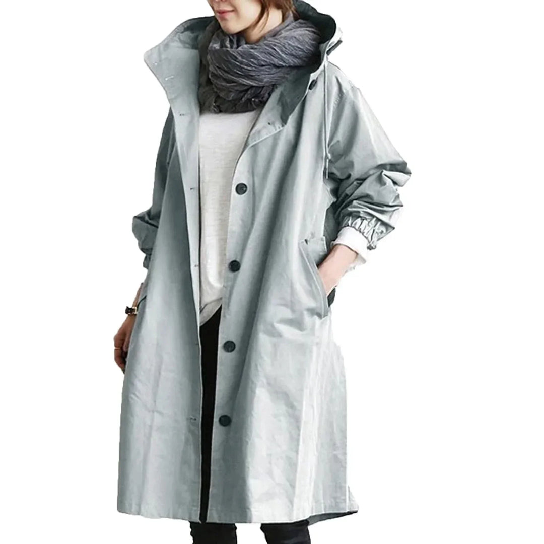Veelzijdige dames regenjas gecombineerd met outfit. Stijlvol, waterdicht en comfortabel voor elke gelegenheid.