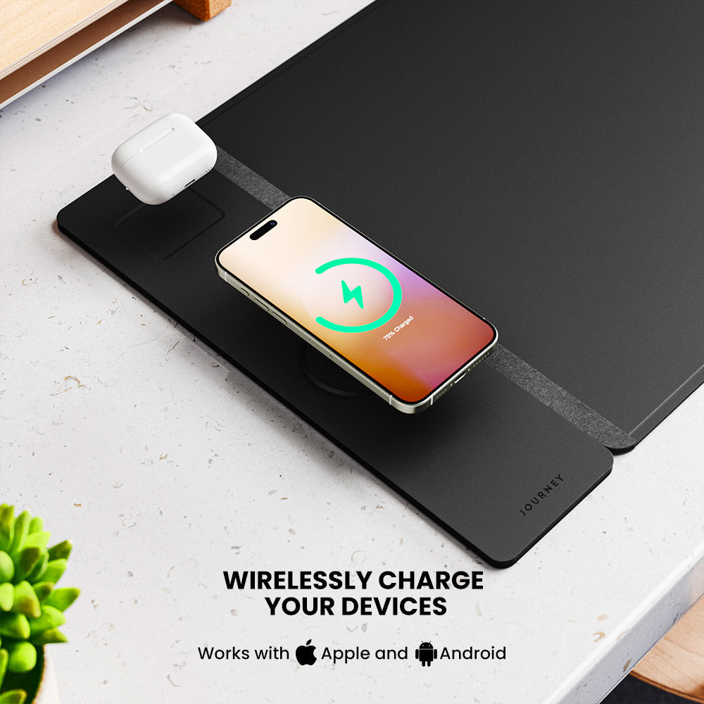 Stijlvolle ChargePad Flex bureaumat van vegan leer met geïntegreerd draadloos opladen voor smartphone en oordopjes.