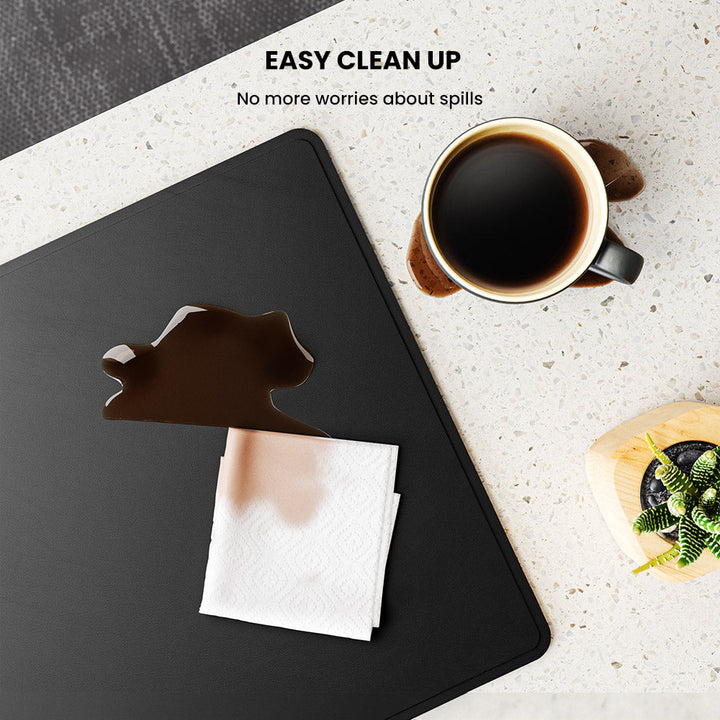 Close-up van smartphone draadloos opladend op de ChargePad Flex bureaumat. Optimaliseer je werkplek met gemak.