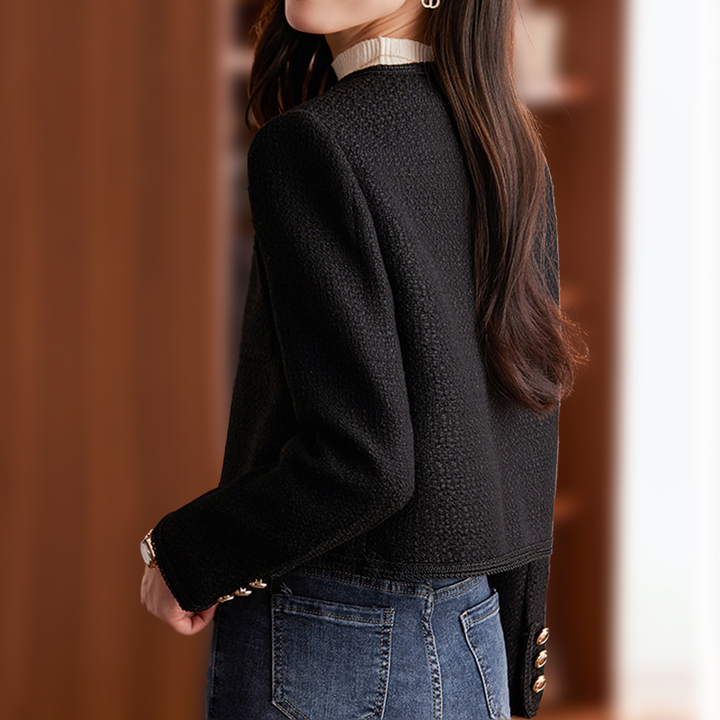 Veelzijdig kort damesjasje, blazer stijl, met gouden knopen, geschikt voor zowel zakelijk als casual chic.