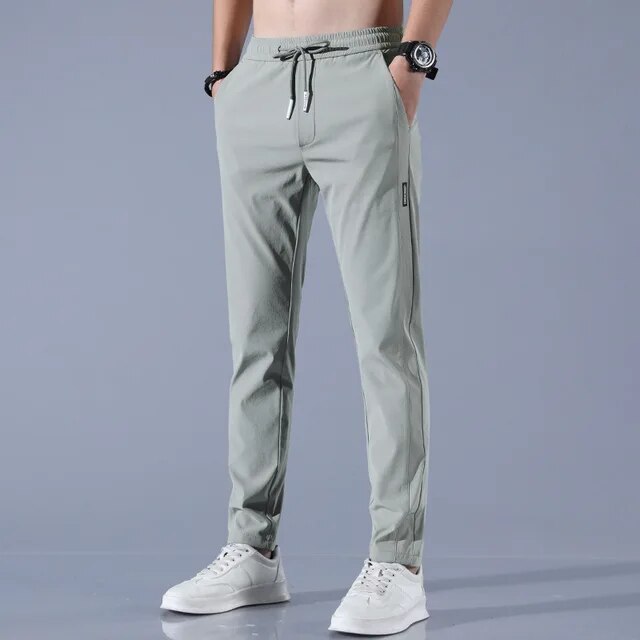 Heren golfkleding: de FairwayFlex broek, ontworpen voor comfort en een elegante look op en naast de fairway.
