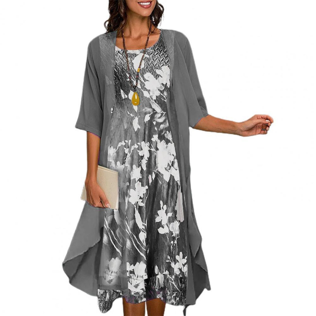 Stijlvolle dames zomer midi jurk van elastisch materiaal. Comfortabele en veelzijdige casual damesjurk.