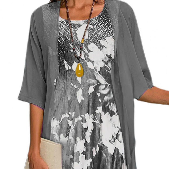 Grijze elastische dames zomerjurk in midi lengte. Comfortabele en trendy casual jurk, perfect voor de zomer.