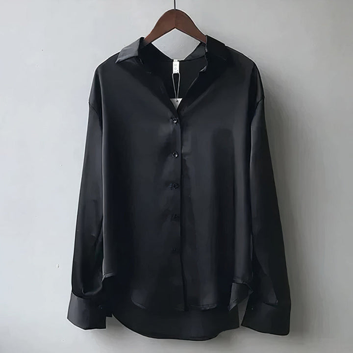 Veelzijdige zwarte damesblouse met soepele valling, elegante rechte pasvorm. Perfect voor zakelijke en casual chic lente outfits.