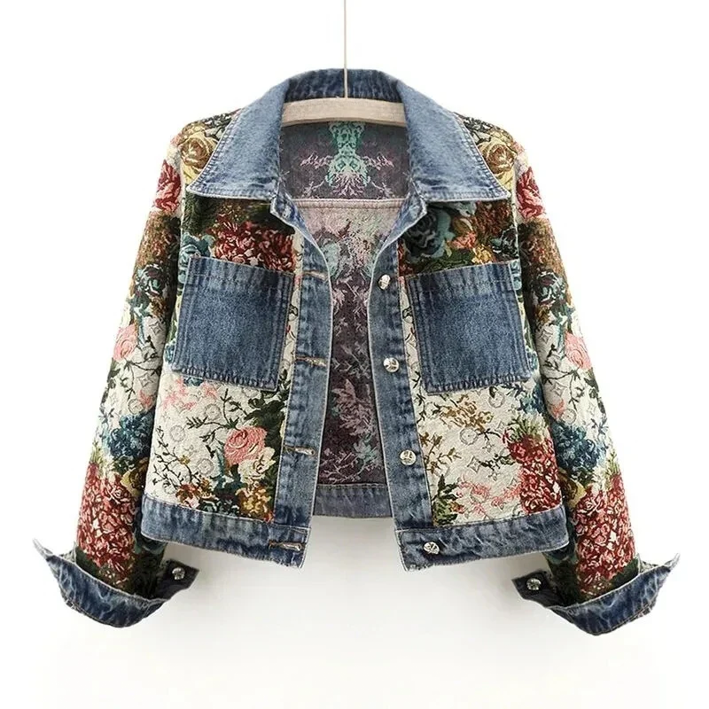 Dames denim jasje met elegante bloemenprint, perfect voor een stijlvolle lente- en zomerlook.