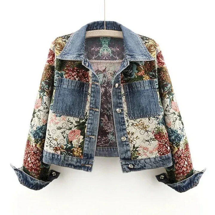 Dames denim jasje met elegante bloemenprint, perfect voor een stijlvolle lente- en zomerlook.