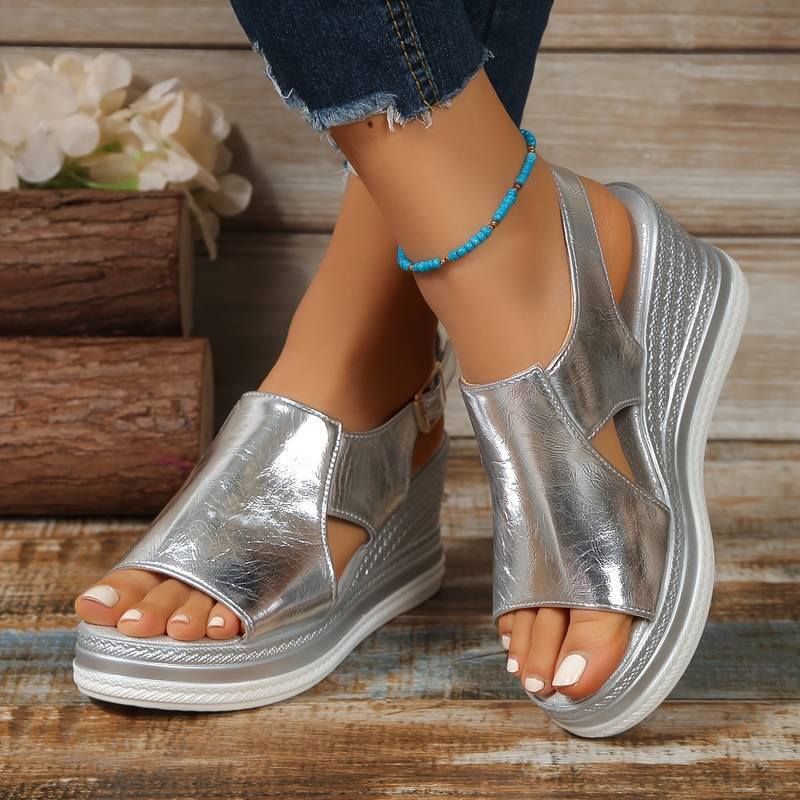 Zomerse dames comfortschoen: orthopedische sandaal met chique franjes, sleehak en peesptoe design.