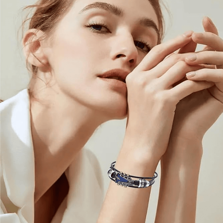 Zwarte leren armband met gitaarbedel, perfect voor muziekliefhebbers. Unisex en gemakkelijk verstelbaar.