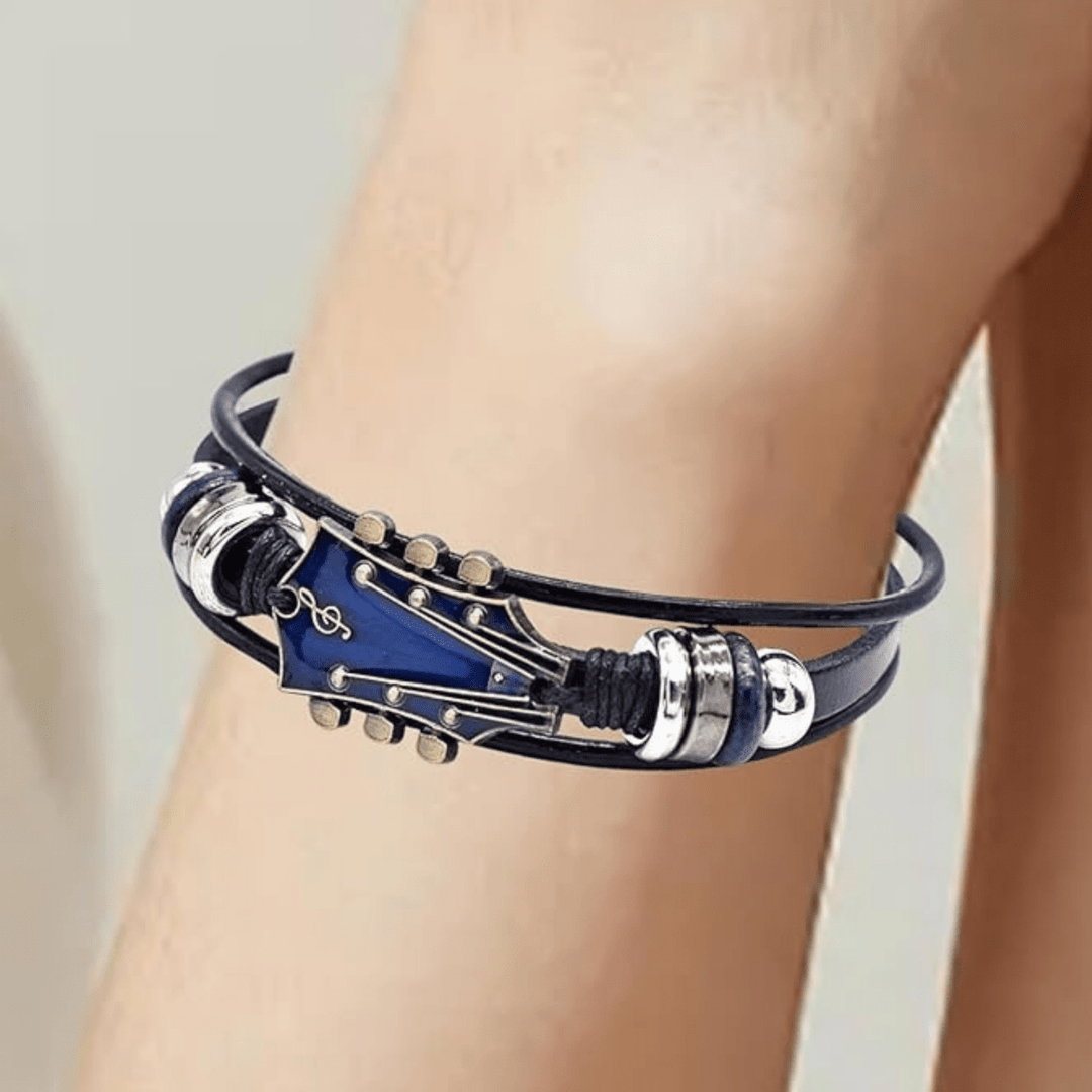 Gedragen leren gitaar armband om een pols, toont de verstelbaarheid en unieke stijl. Muziekmode accessoire.