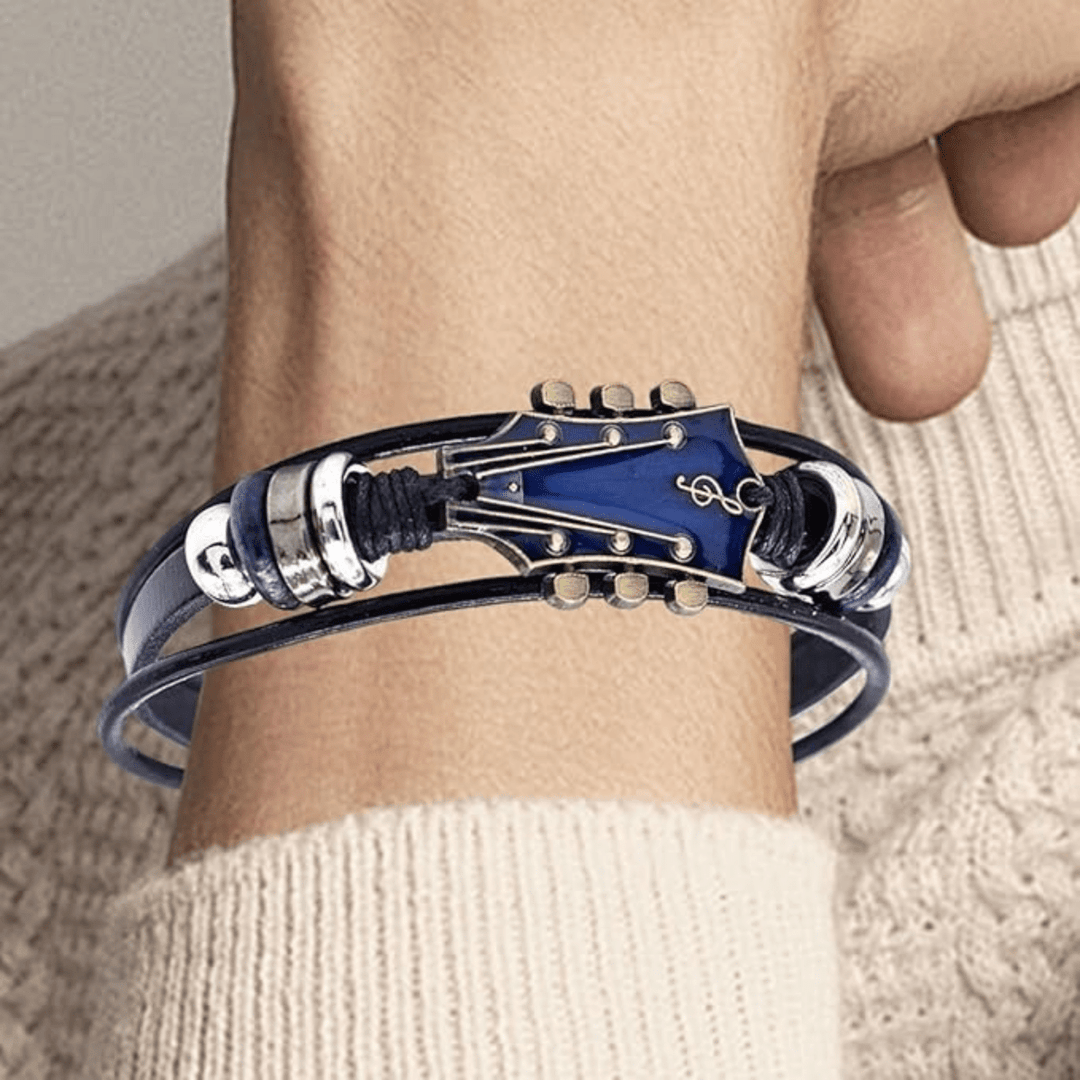 Verstelbare leren armband met gitaarontwerp, geschikt voor heren en dames. Een cool muzieksieraad.