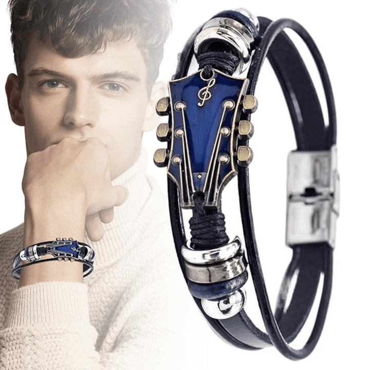 Accessoire: een robuuste leren armband met gitaarornament. Unisex design, makkelijk verstelbaar.