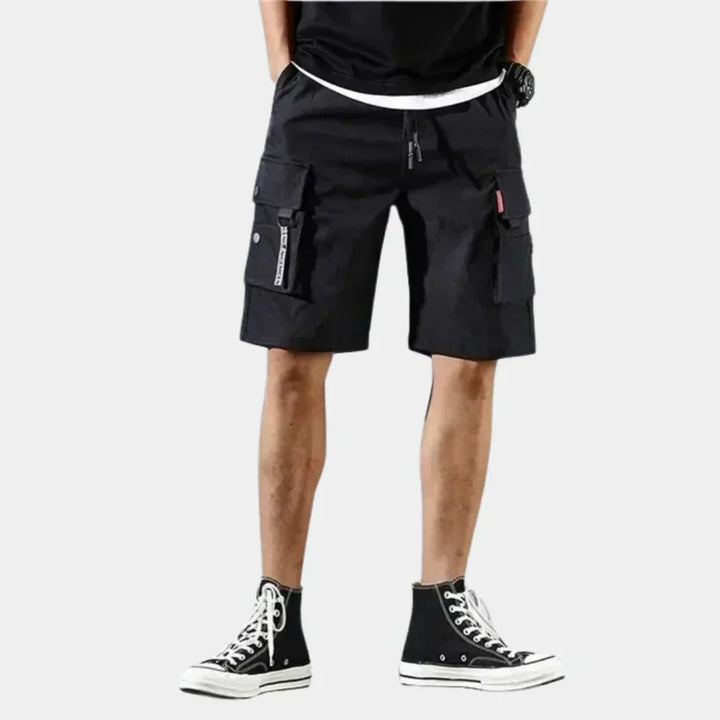 Zwarte casual heren cargoshorts van katoen, veelzijdig en functioneel voor dagelijks gebruik in de zomer.