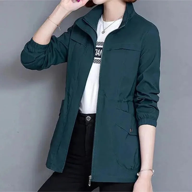 Dames trenchcoat achterzijde, elegante windbreaker met functionele belijning, ideaal als najaarsjas.