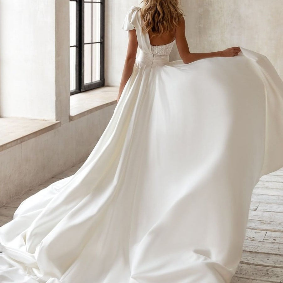 Trendy witte one-shoulder dames jumpsuit, comfortabel en elegant voor zomerse feesten.