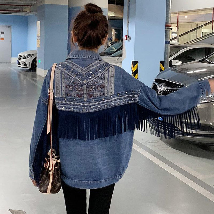 Vrouw draagt casual navy boho jack met kleurrijke bloemenprint en sierlijke franjes, dagelijkse stijl.