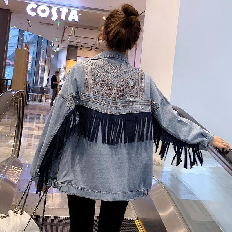 Plat gelegd navy dames boho jack met kleurrijke bloemenprint en franjes voor optimale zichtbaarheid.