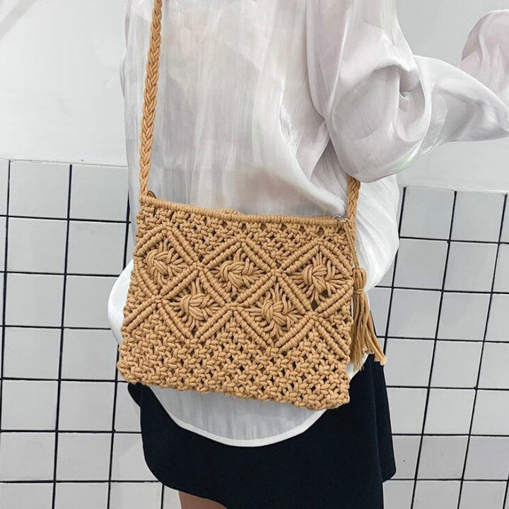 Prachtige beige geweven schoudertas, de perfecte damestas voor een zomerse, stijlvolle uitstraling.