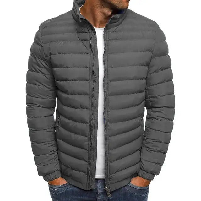 Moderne mannen tussenjas met opstaande kraag. Veelzijdige zomerjas voor dagelijkse outdoor activiteiten en casual outfits.