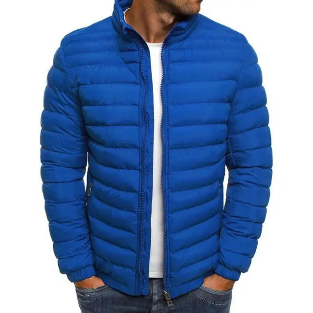 Heren tussenjas met opstaande kraag in slim fit design. Ideaal als lente- of zomerjas, stijlvol en veelzijdig.