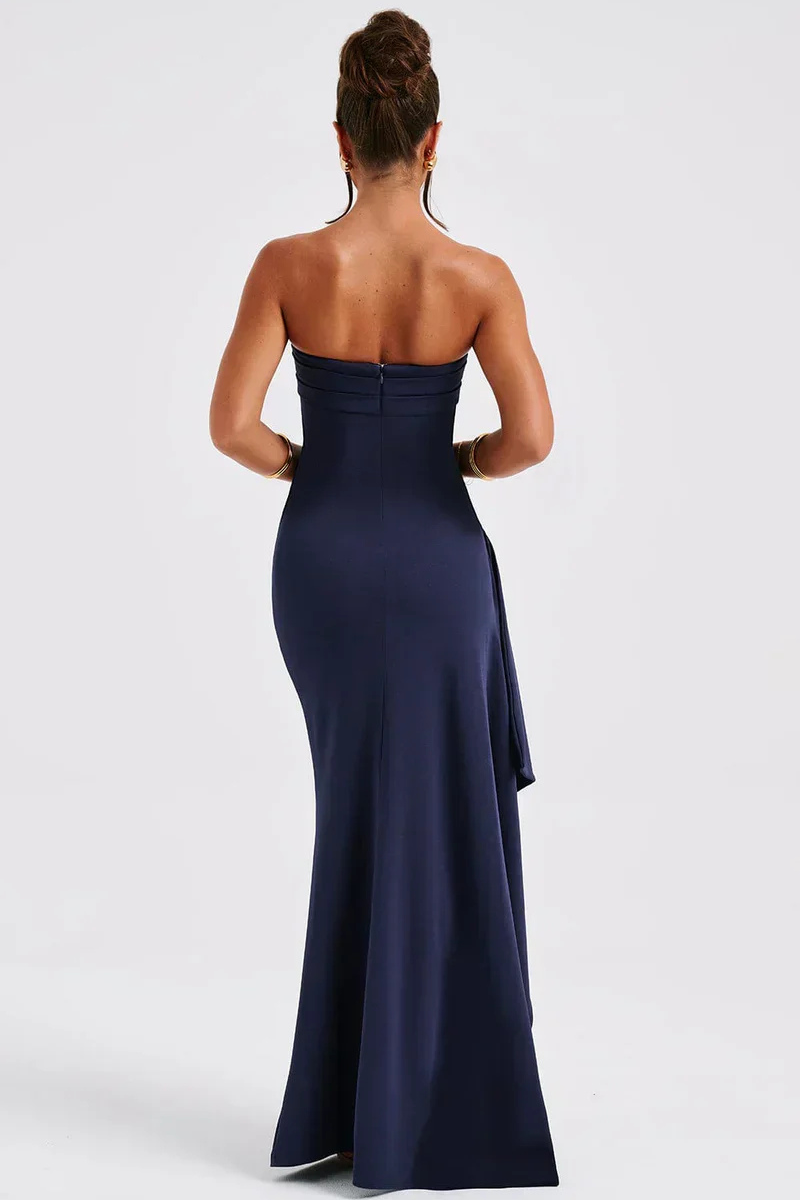 Getailleerde dames avondjurk, strapless model 'Stephanie' verkrijgbaar in zwart en donkerblauw, met split.