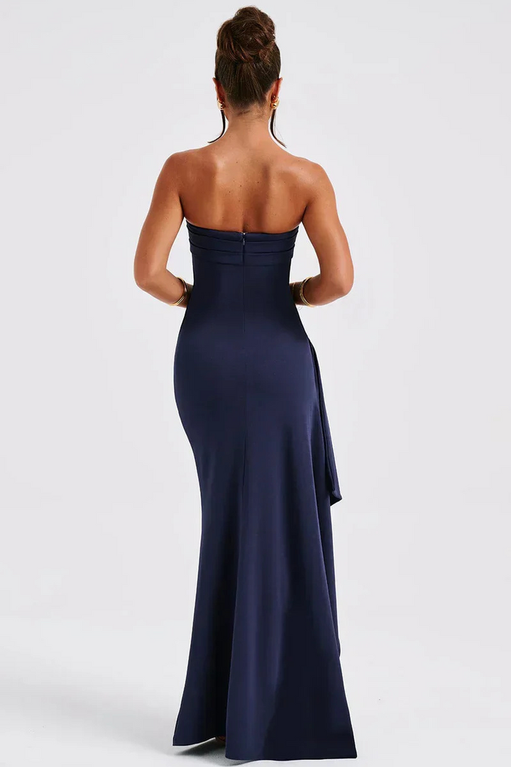 Getailleerde dames avondjurk, strapless model 'Stephanie' verkrijgbaar in zwart en donkerblauw, met split.