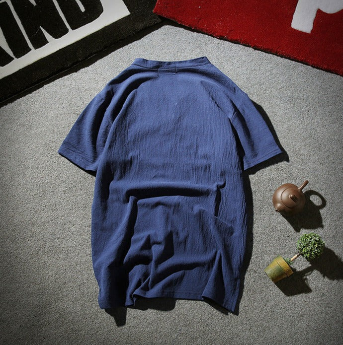 Modern heren T-shirt, ideaal als zomerkleding. Comfortabel en ademend voor warme dagen.