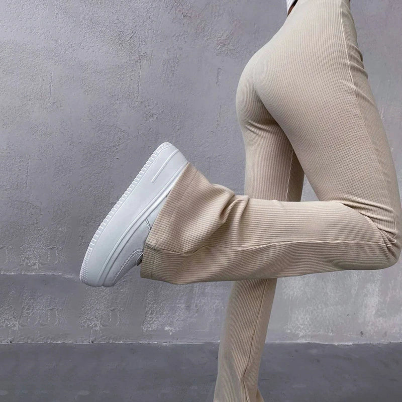 Beige flared broek voor dames. Comfortabele uitlopende broek met modieuze pasvorm.