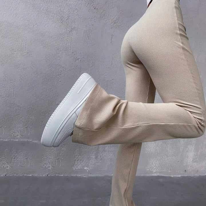Beige flared broek voor dames. Comfortabele uitlopende broek met modieuze pasvorm.