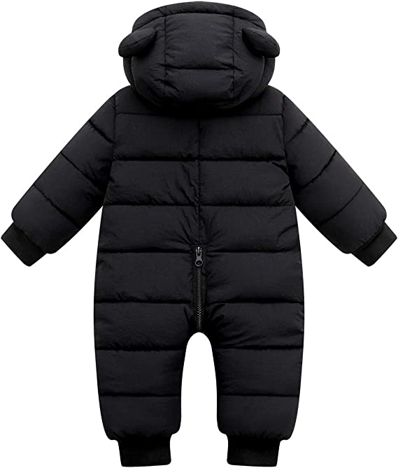 Schattige baby winterromper met berenoortjes op de capuchon, een warme baby outfit.