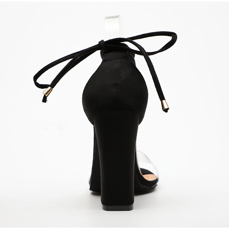Transparante damespumps met elegant enkelbandje, perfect voor een moderne feestlook.