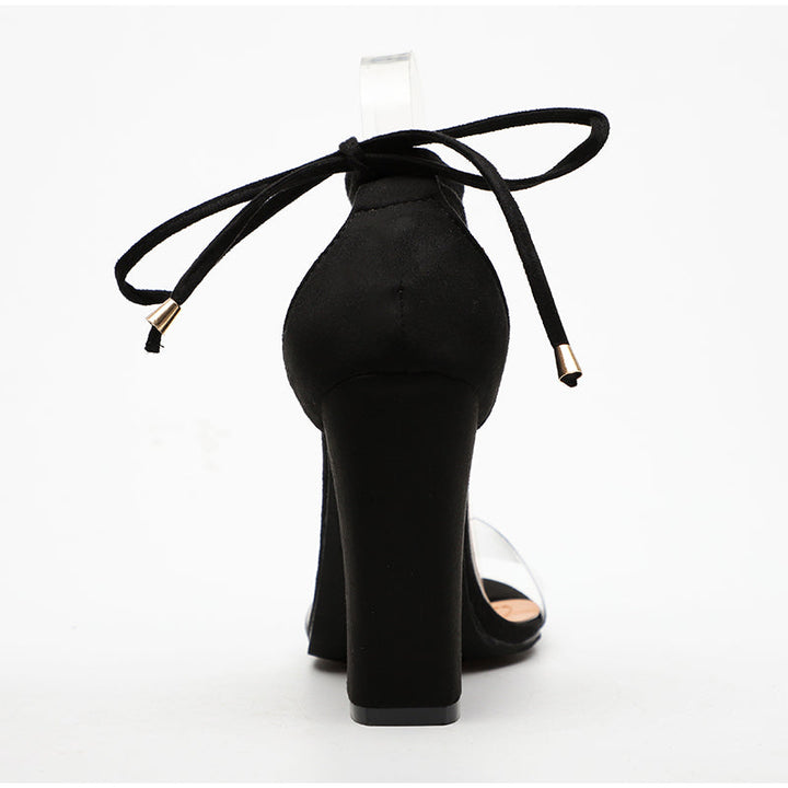 Transparante damespumps met elegant enkelbandje, perfect voor een moderne feestlook.