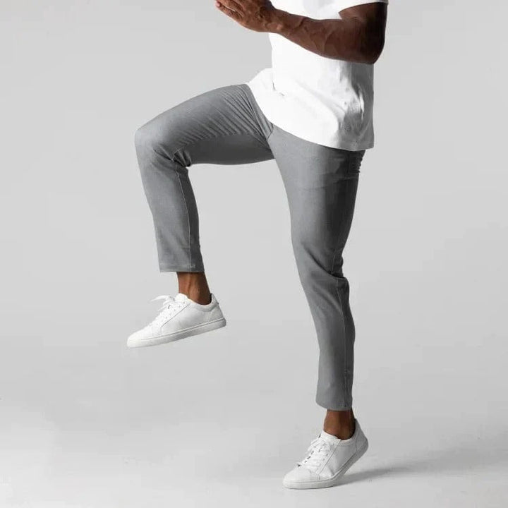 Moderne heren stretch broek van comfortabele stof, met perfecte pasvorm en elastische tailleband.