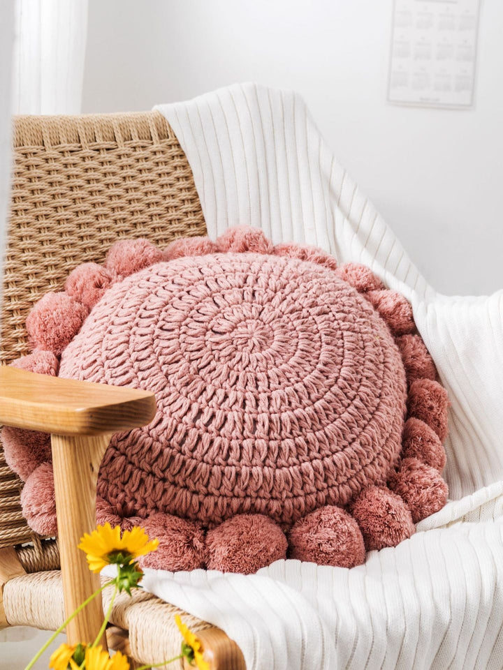 Decoratiekussen, zacht en gebreid, creëert een comfortabele en stijlvolle huiselijke sfeer.