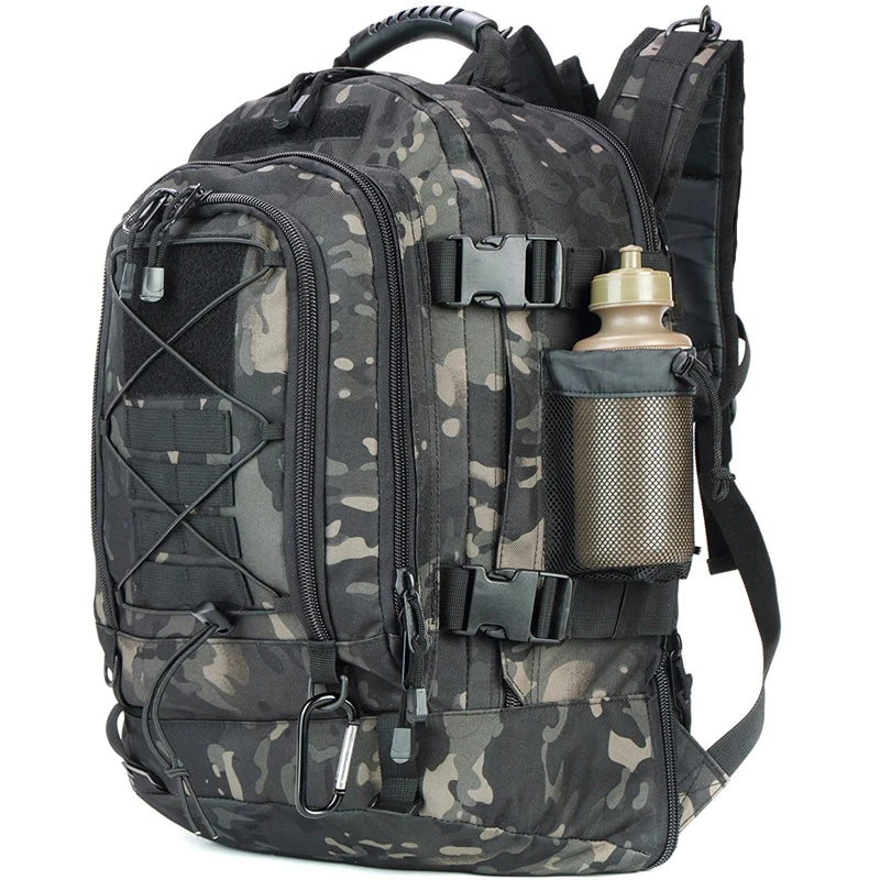 Grote 65L kampeerrugzak met tactische details, comfortabel voor lange outdoor tochten.