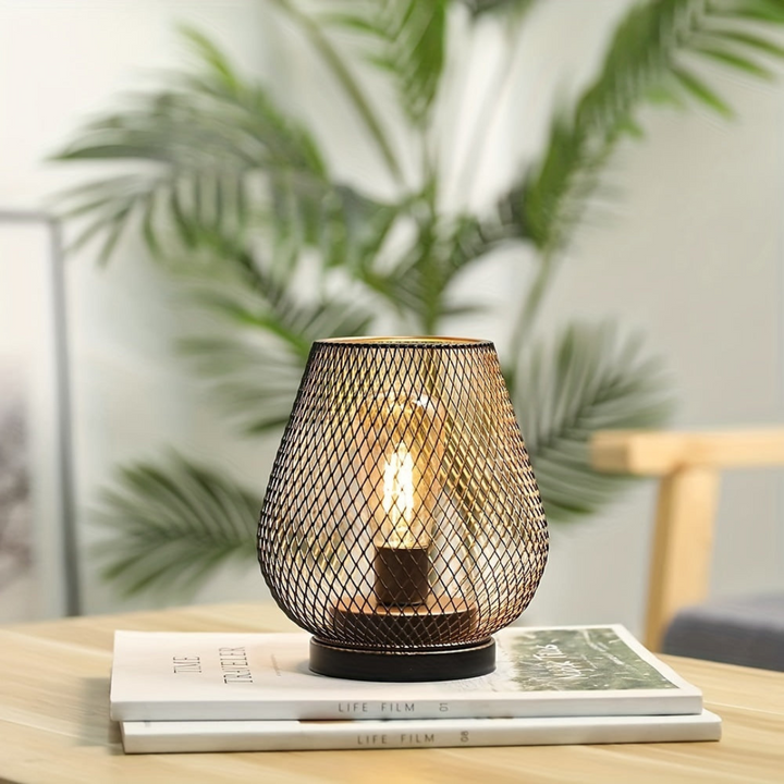 Verlichte draadloze LED lantaarn in een donkere setting, toont de intensiteit van de sfeervolle gloed.