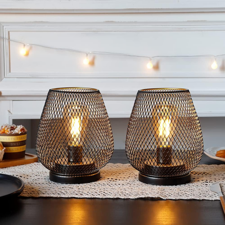 Oplaadbare LED lantaarn als stijlvolle decoratie op een bijzettafel, voegt moderne flair toe aan uw interieur.
