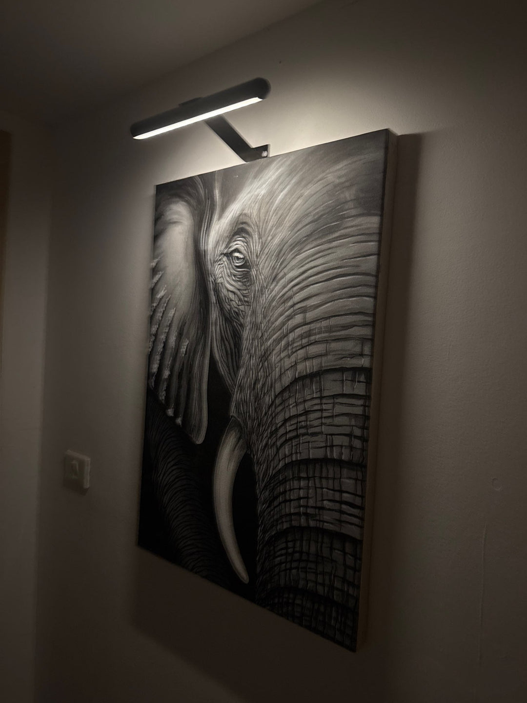 Moderne LED wandlamp van ArtGlow, draadloos & dimbaar, ideaal voor het verlichten van kunstwerken.