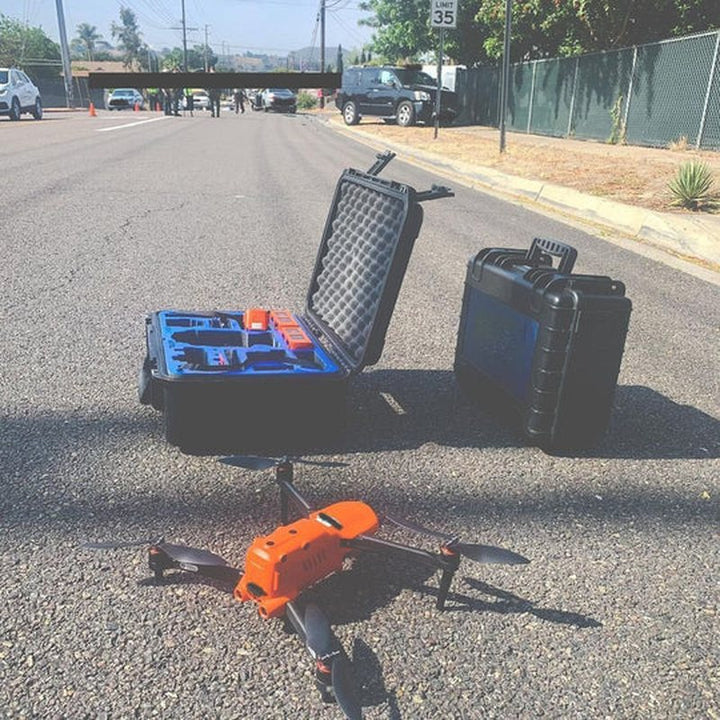Zwarte professionele drone, met zichtbare 4K camera, klaar voor stabiele luchtfotografie en luchtvideo.