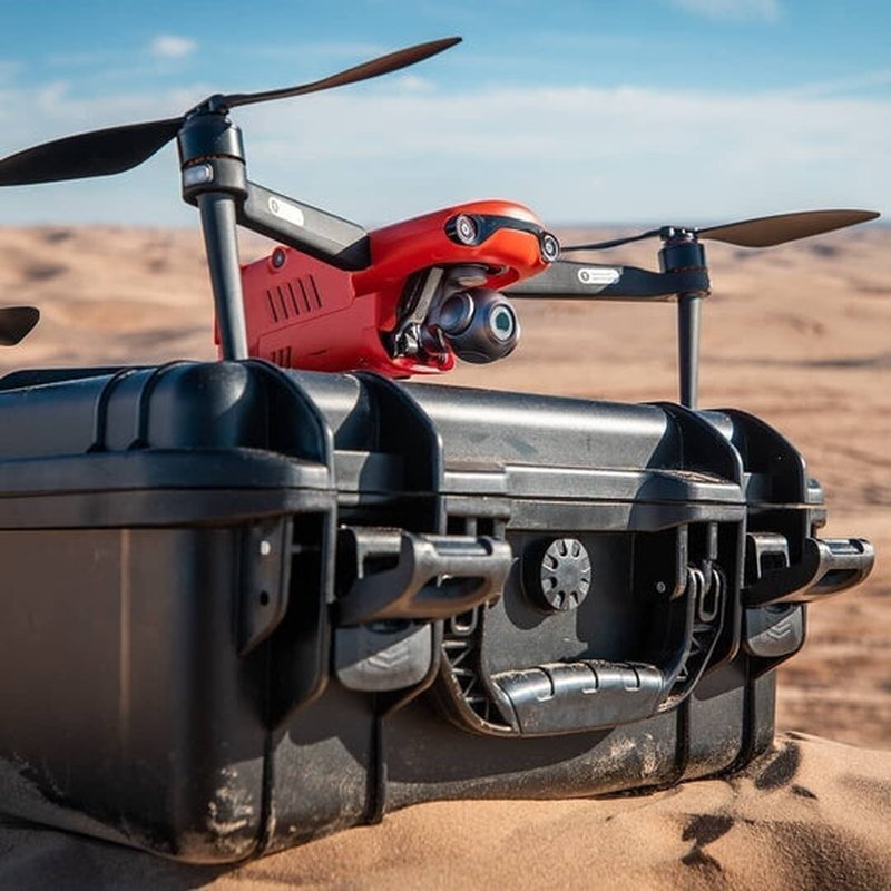 Drone met lange vliegtijd filmt landschap met 4K UHD camera. Perfect voor gedetailleerde luchtfotografie.