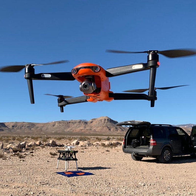 Drone met slimme obstakelvermijding en 4K UHD camera voor veilige luchtfotografie en luchtvideo.