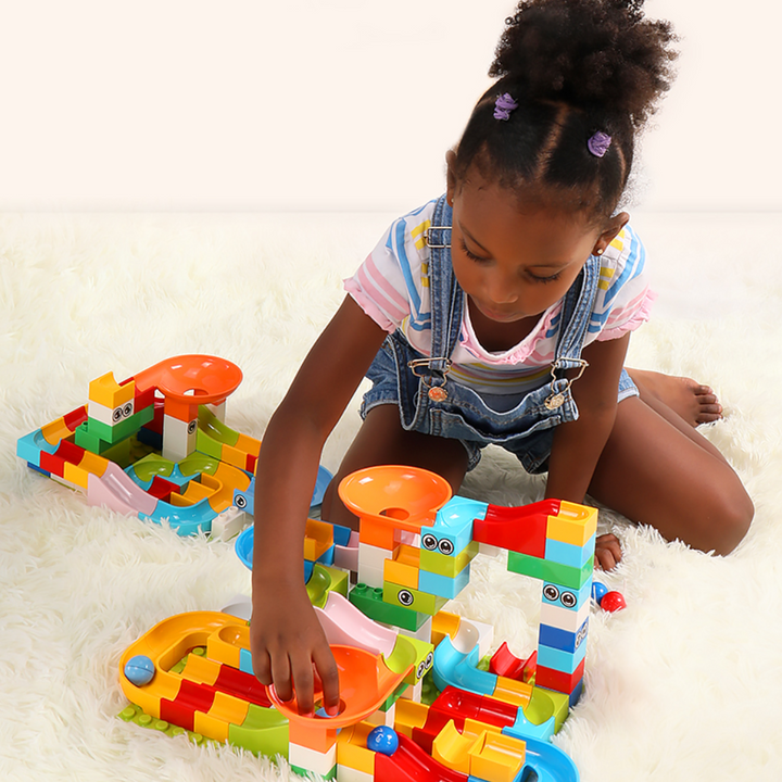 Complete knikkerbaan set van stevige bouwstenen. Perfect cadeau voor kinderen om creativiteit te stimuleren.