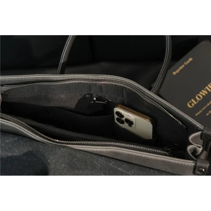 Functionele heren aktetas, georganiseerd voor laptop en kantoorartikelen. Perfect voor woon-werkverkeer.