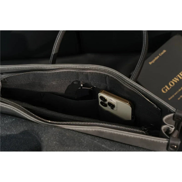 Functionele heren aktetas, georganiseerd voor laptop en kantoorartikelen. Perfect voor woon-werkverkeer.