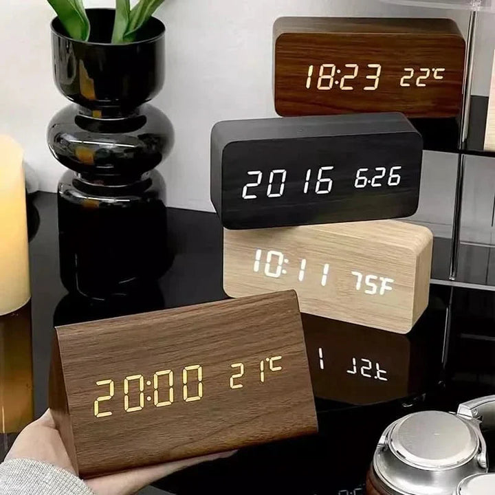 Stijlvolle digitale wekker TimberGlow, met helder LED display en uniek houtdesign, ideaal voor kantoor.