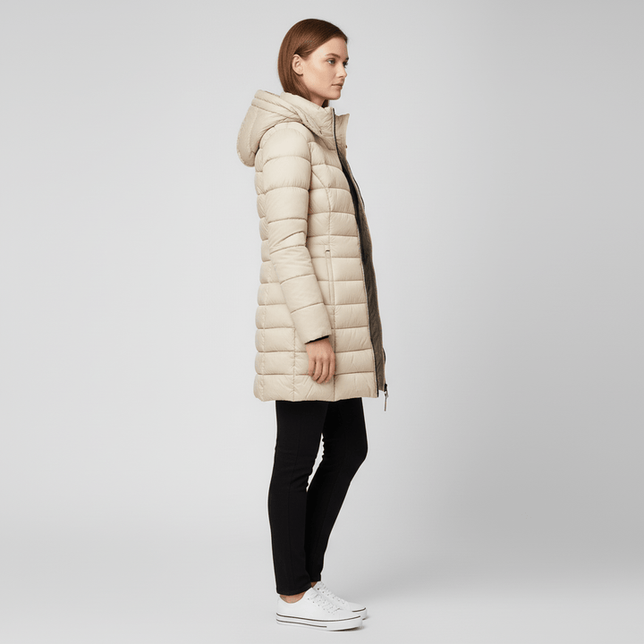 Getailleerde Sofia parka voor dames met capuchon, biedt behaaglijke warmte.