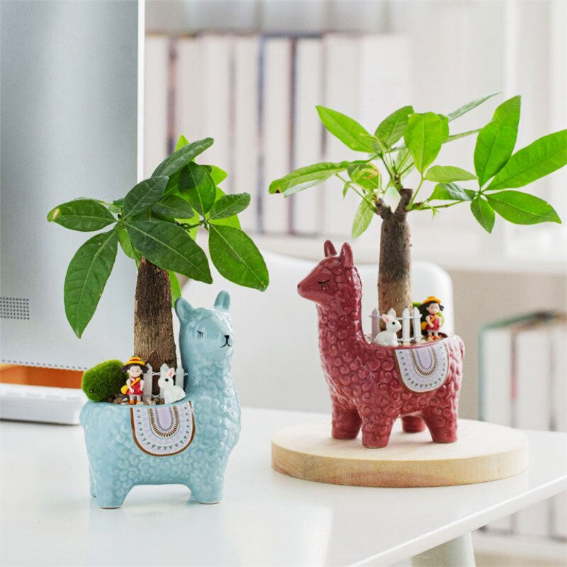 Handgemaakte porseleinen alpaca als bloempot, unieke woondecoratie.