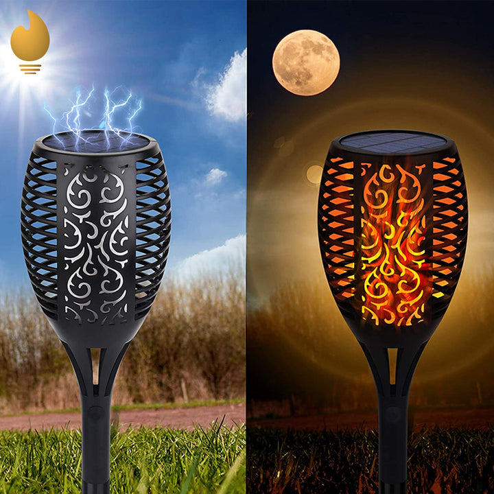 Romantisch sfeerlicht in donkere tuin. Warmwit SolarLED™ tuinverlichting GardenFeel™ verlicht pad.