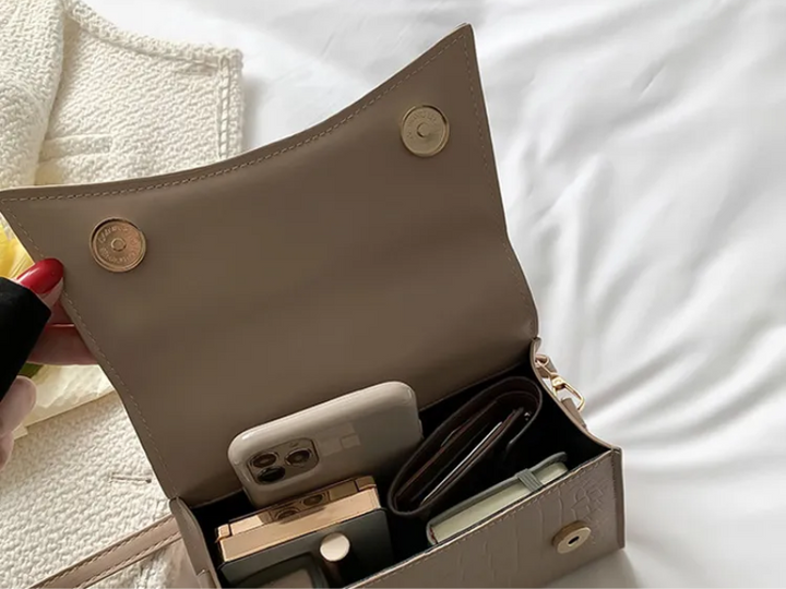 Modieuze dames crossbody tas in PU leer, met verstelbare band en compact design. Ideaal voor onderweg.